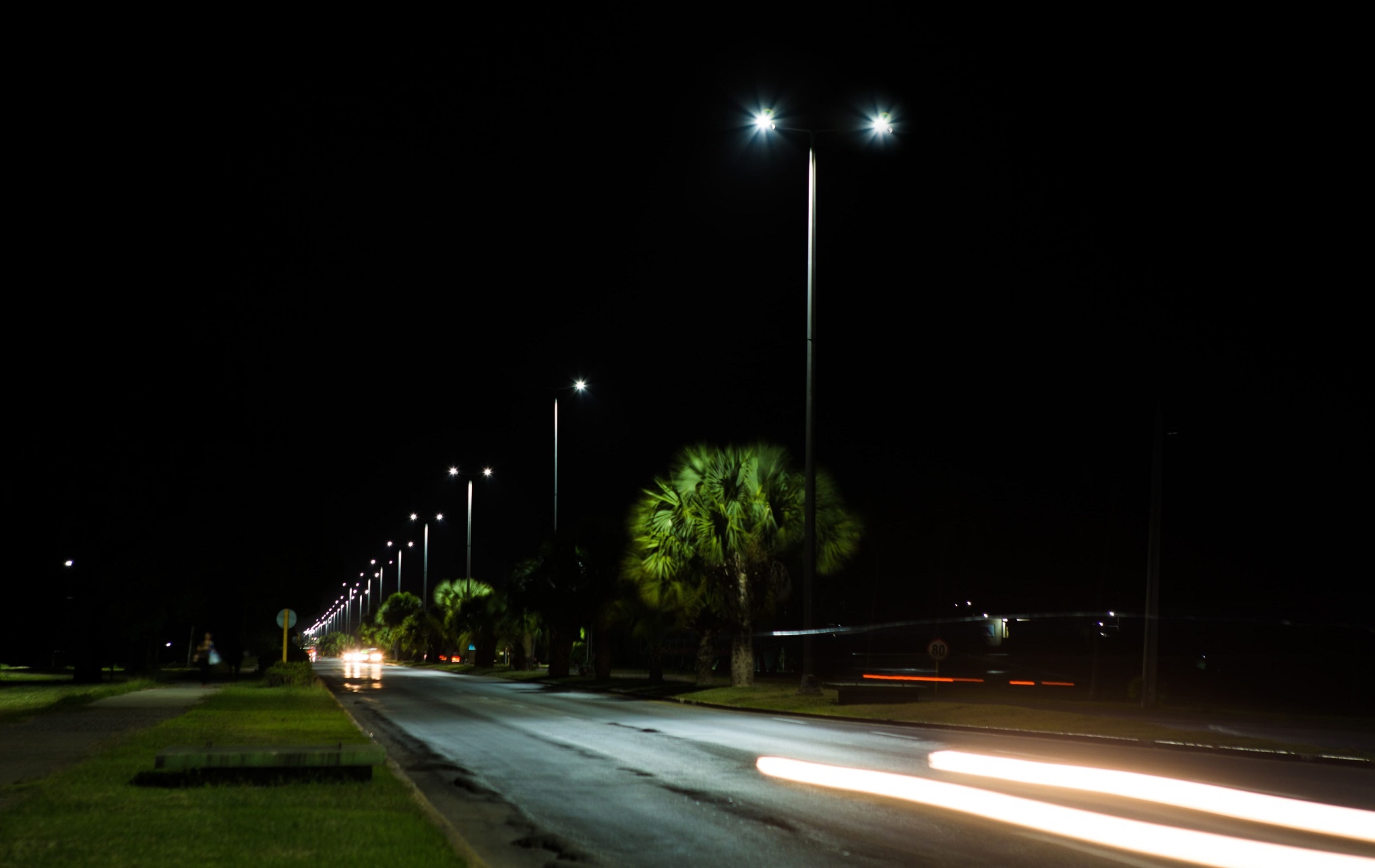 Iluminación de la "Avenida Primera", la arteria principal de Varadero.