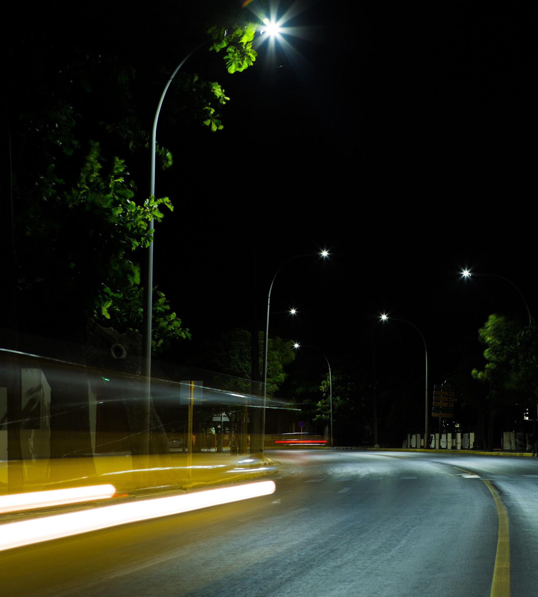 Iluminación de la "Avenida Primera", la arteria principal de Varadero.