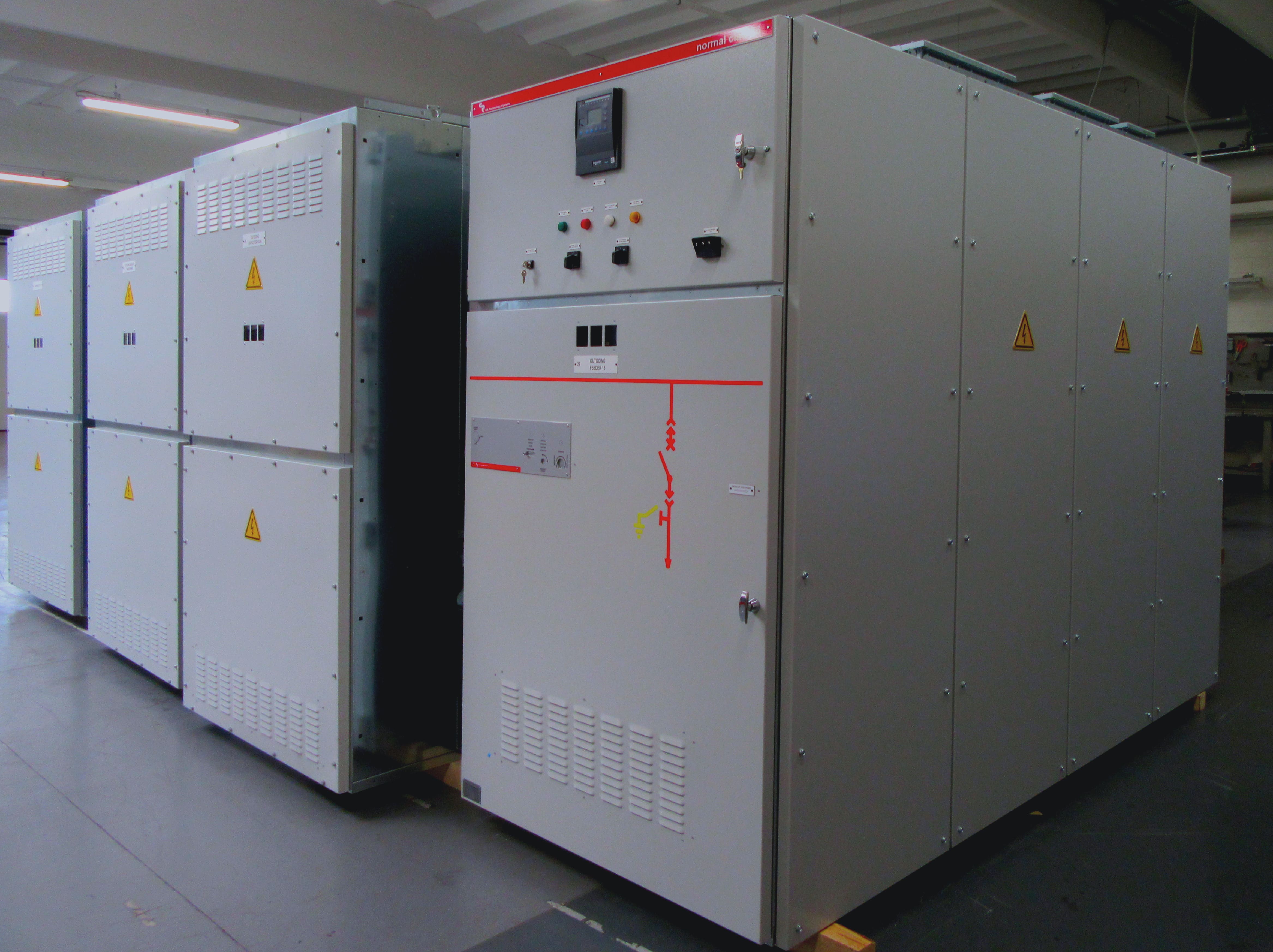 Medium voltage electrical switchgear