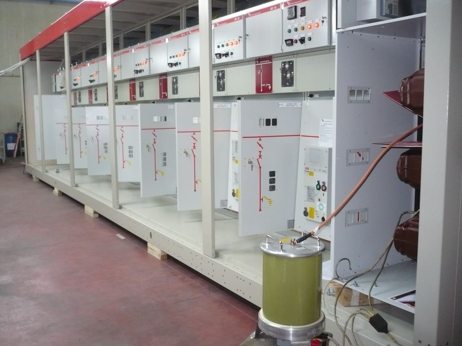 Modular and pre-assembled compact substation