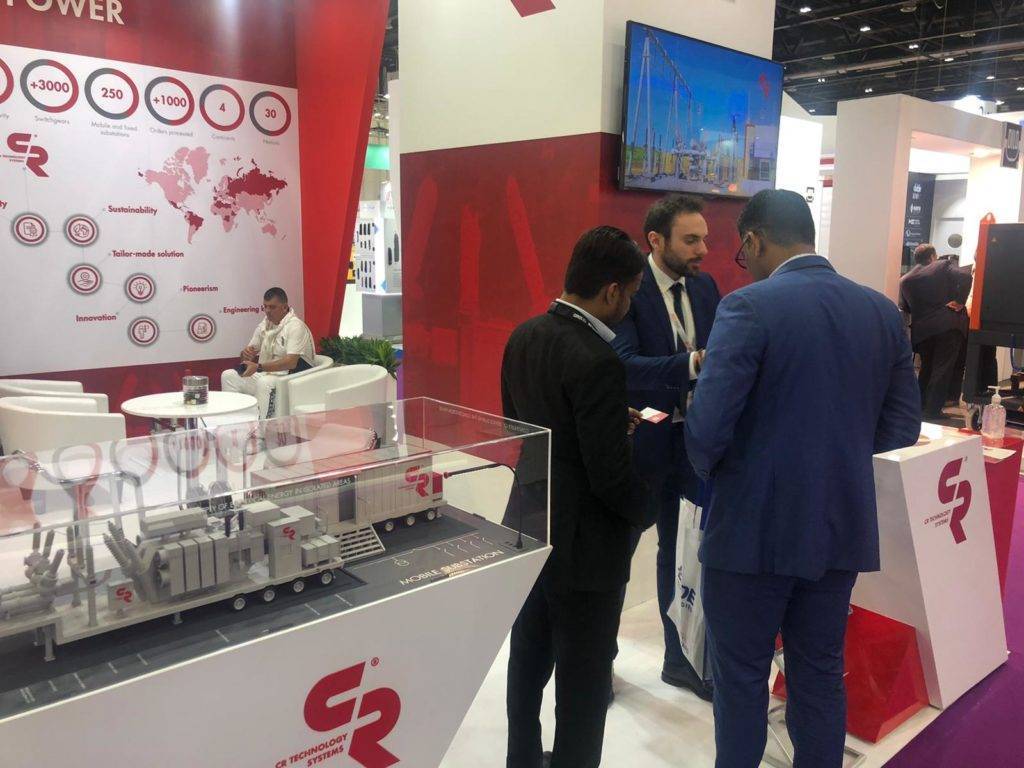 Visitatori chiedono informazioni nel nostro stand alla fiera Middle East Energy 2020