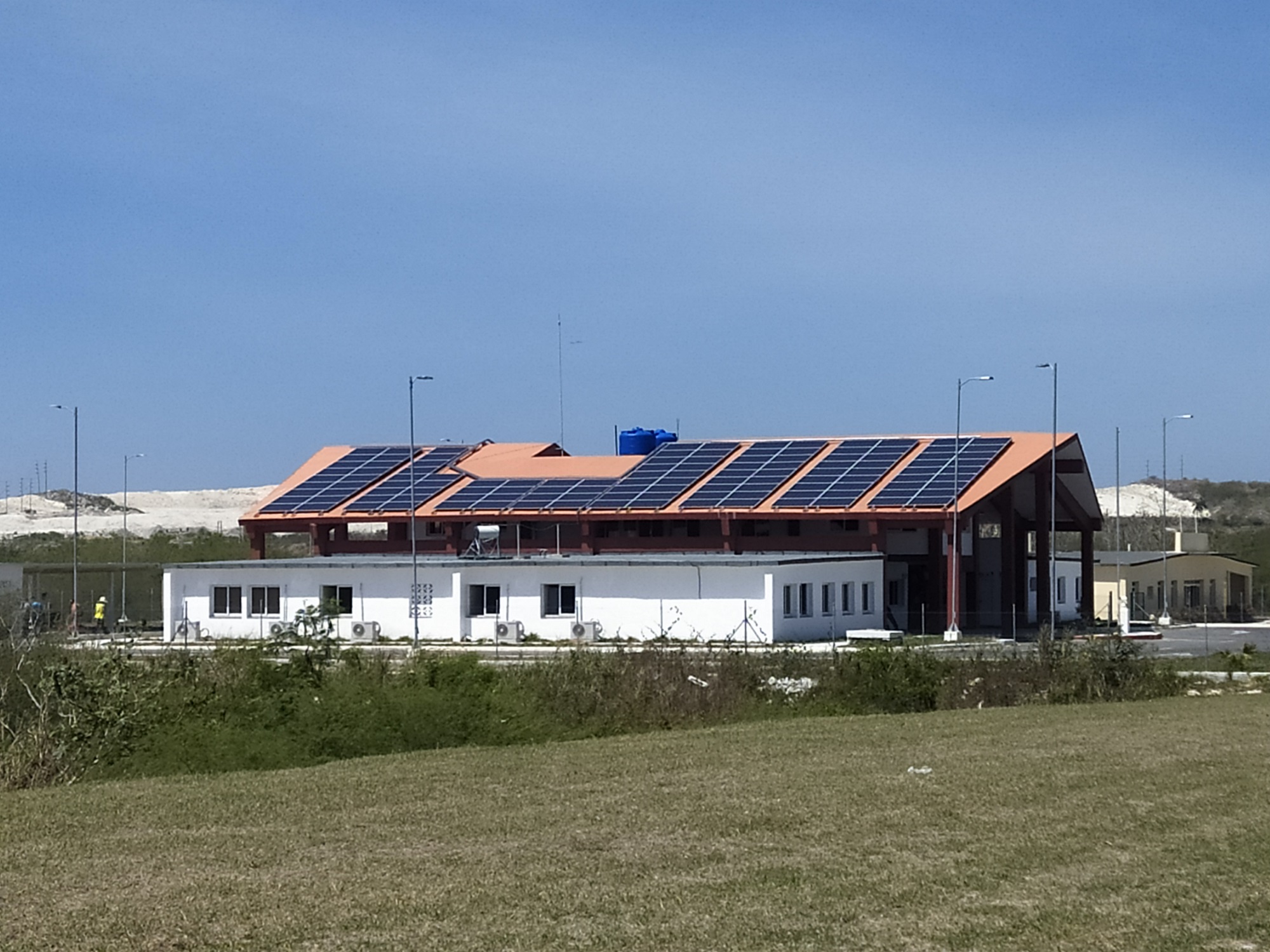 système photovoltaïque sur le toit de la caserne