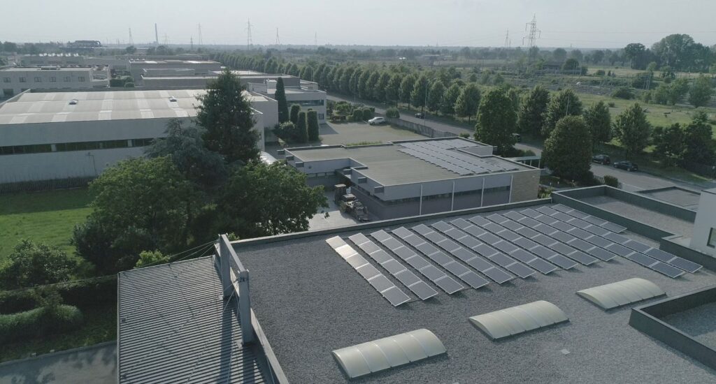 Nuestro sistema fotovoltaico FV en el techo para proporcionar energía limpia al nuevo coche eléctrico.