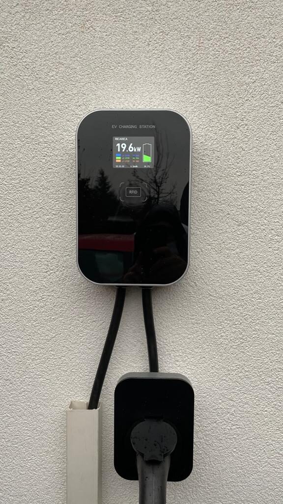 Wall box alimentato da fonti rinnovabili provenienti dall'impianto fotovoltaico montato sul tetto della nostra azienda.