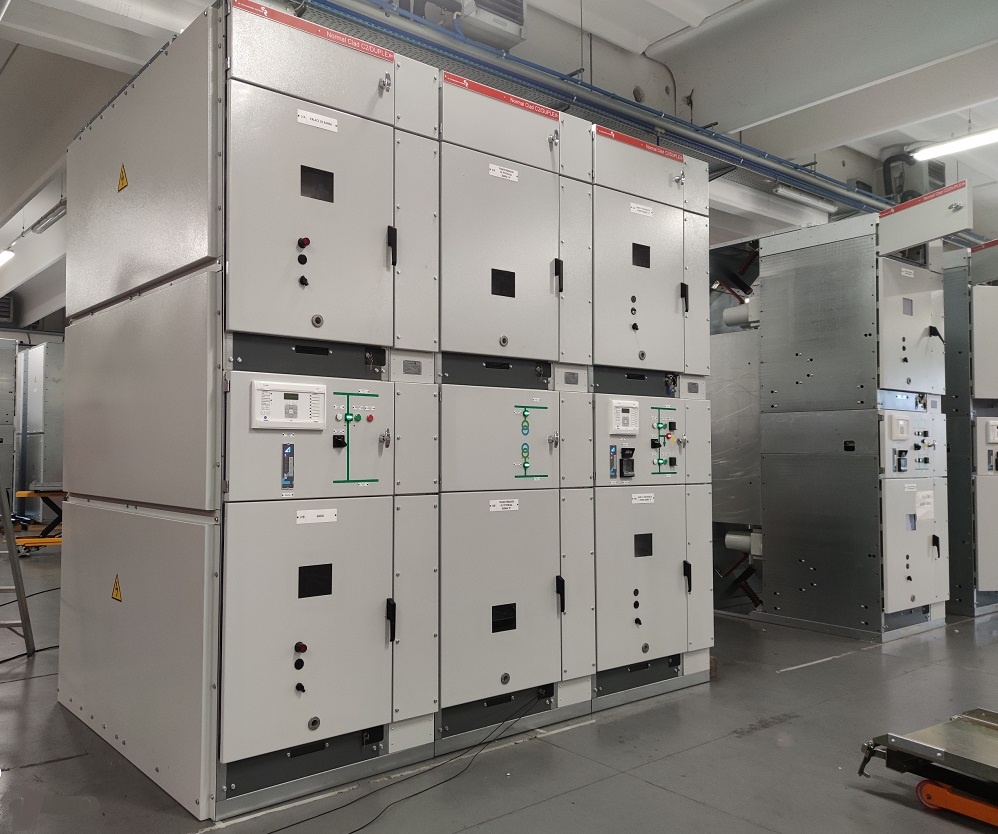 Celdas Normal Clad Duplex, paneles BT, sistema SCADA, para dos subestaciones eléctricas que dan servicio a plantas de generación con grupos electrógenos.