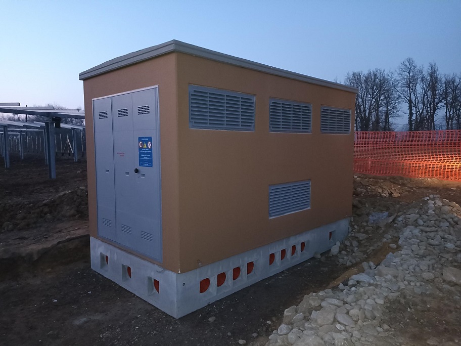 cabina de transformador STC-Kiosk campo fotovoltaico Cuneo