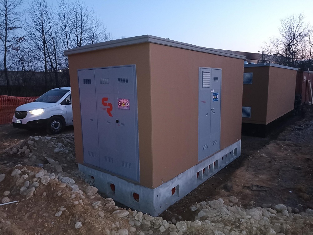 Hemos construido una cabina de transformador STC-Kiosk llave en mano para un campo fotovoltaico en la provincia de Cuneo.