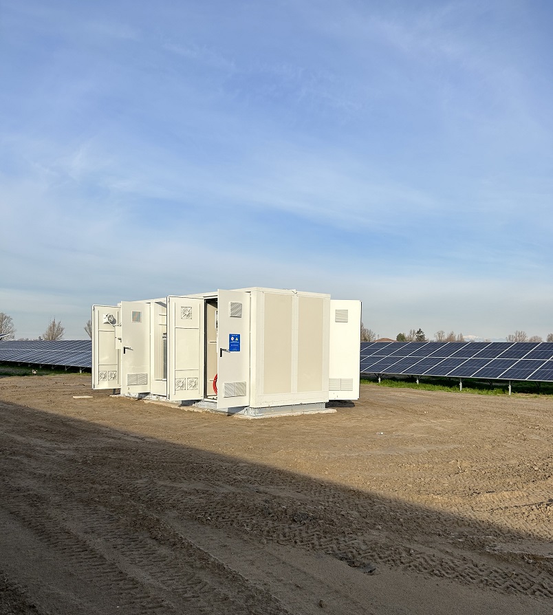 El proyecto consta de n. 6 Cabinas de transformación STC-Skid de 7,2MW destinadas a un sistema fotovoltaico en Rovigo (Italia).