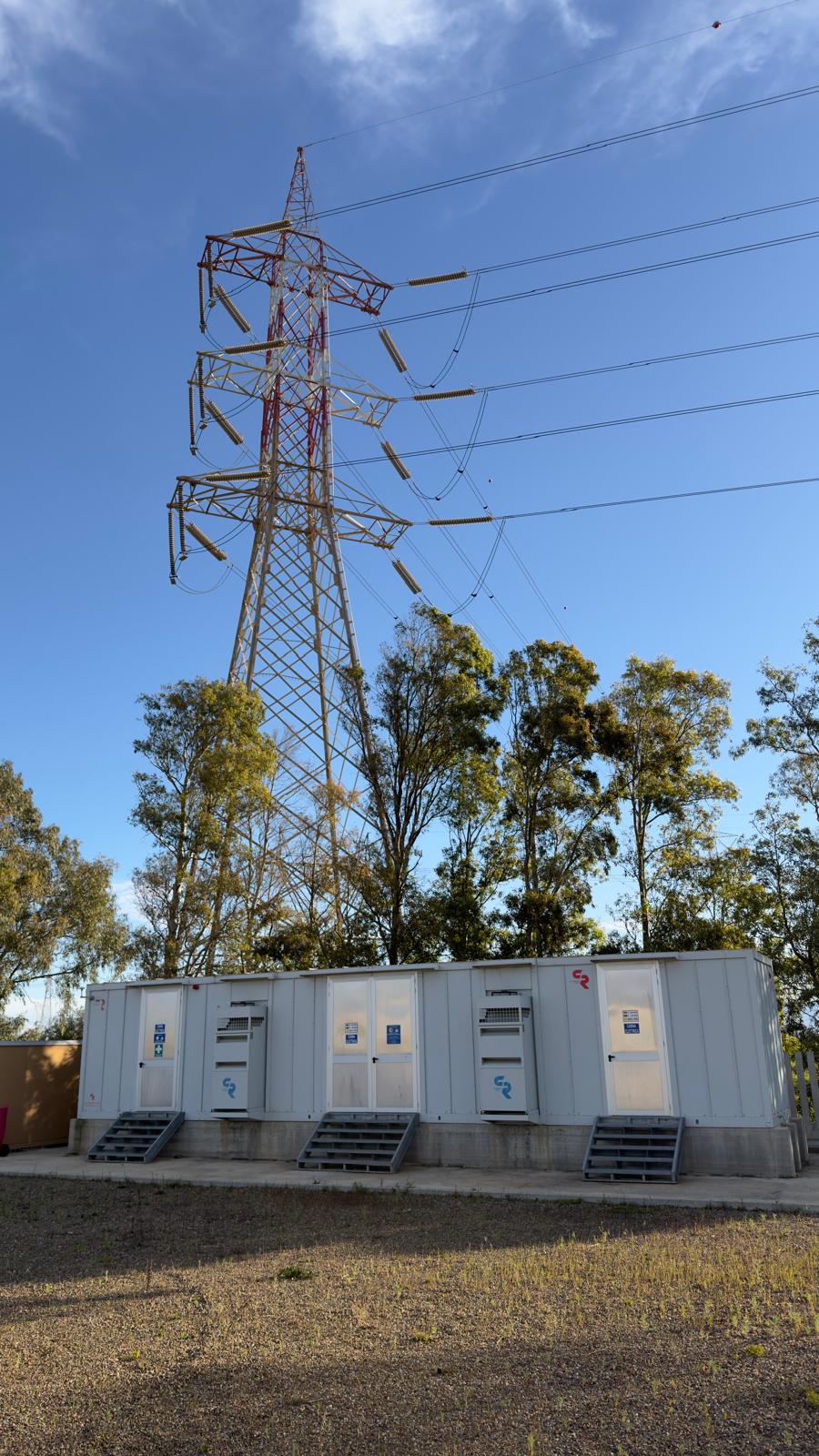 Progetto realizzato a Macchiareddu, all'interno di un parco fotovoltaico in Sardegna in uno dei poli industriali più importanti. Si tratta di un'area di sviluppo sempre più alimentata da fonti di energia alternativa, dove CR Technology Systems è già presente da alcuni anni nella realizzazione di progetti green sul territorio.