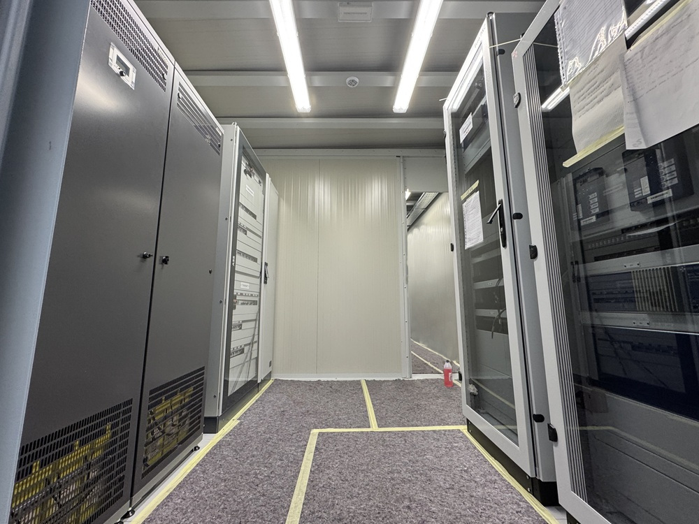 We have designed, manufactured and supplied an eHouse, equipped with our air-insulated MV ATR switchgear 36kV 1250A 25kA (1s), patch panel, SCADA system, UPS, LV switchgear, HVAC system, fire detection system and Roxtech multi cable transit.