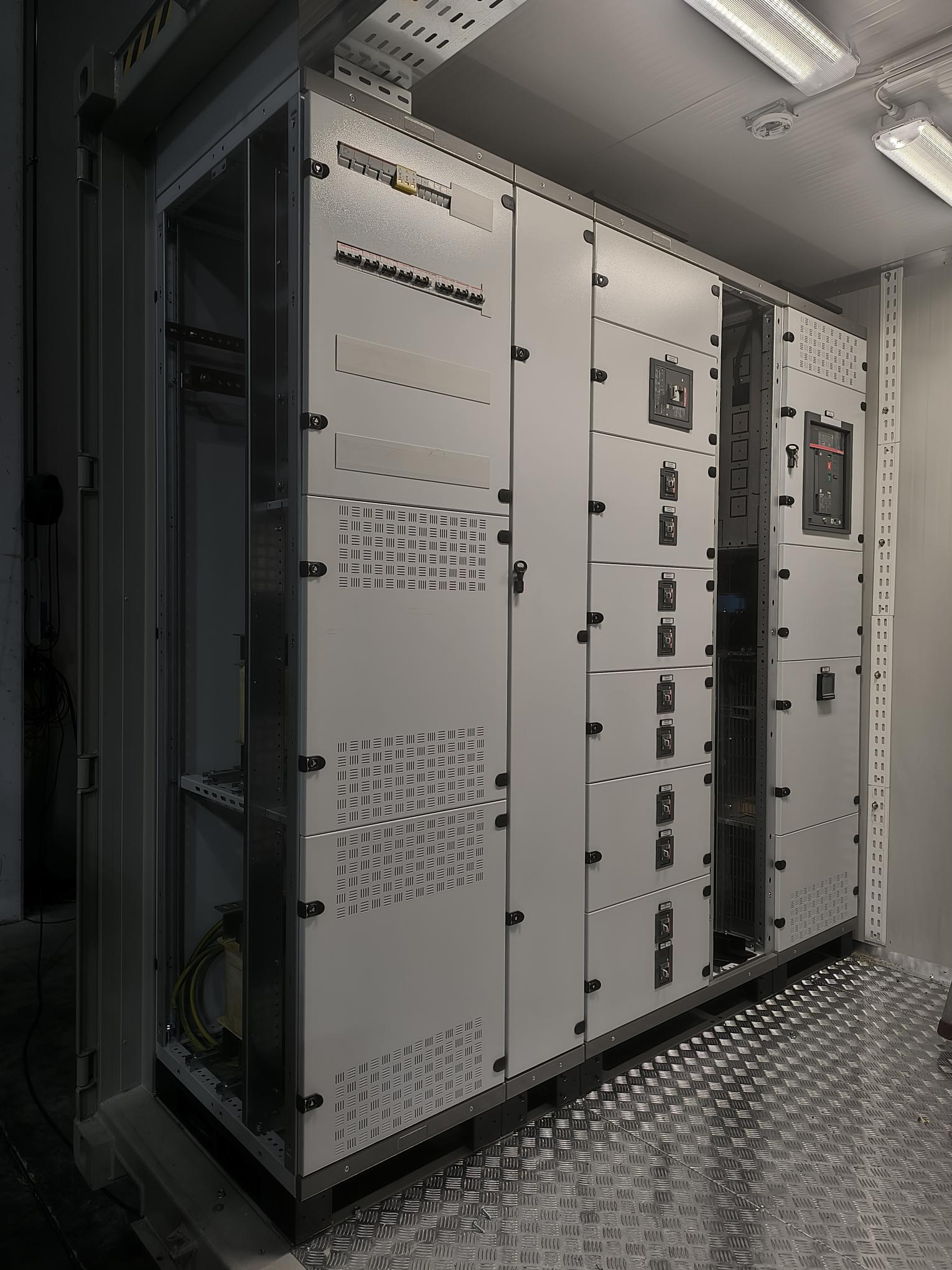 Cabina di trasformazione in container ISO marine con locale di media tensione, area trasformatore e locale bassa tensione.