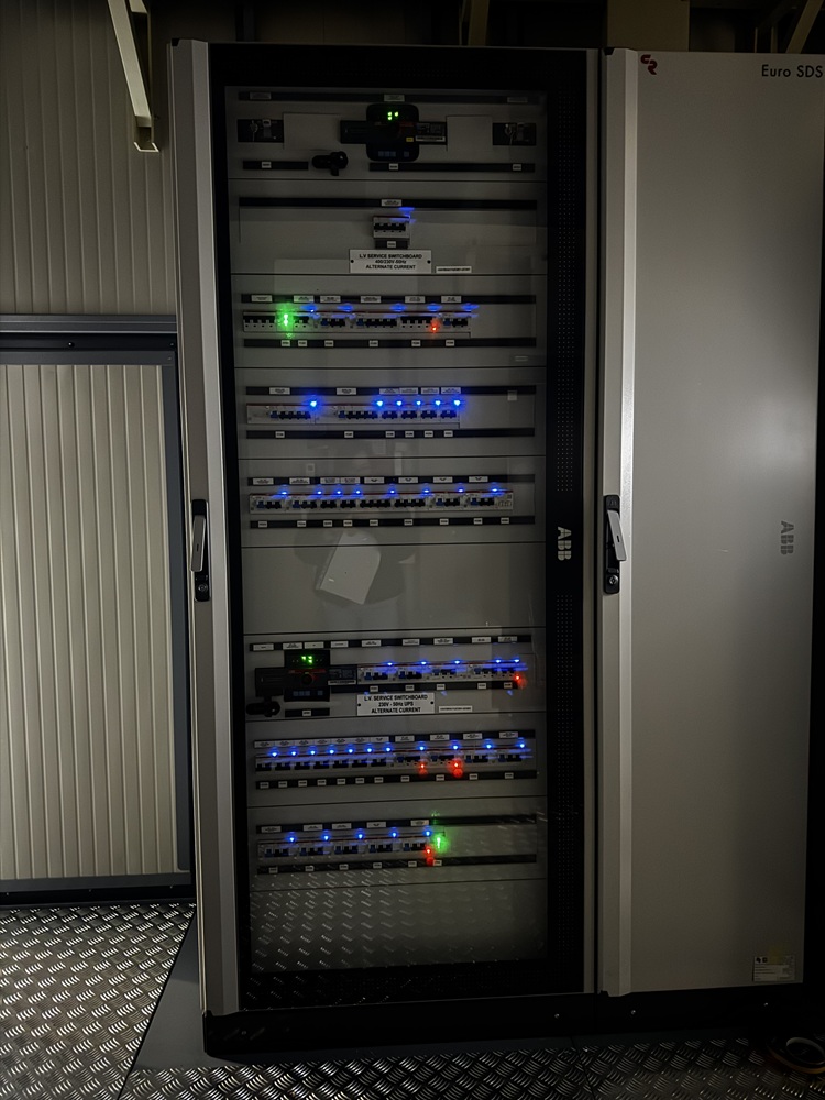 Project for TESLA ENERGY including 4 Medium Voltage Switchrooms 33kV, 2000A, 31.5kA(3s) and 1 Control Room with low voltage panels for monitoring and control.