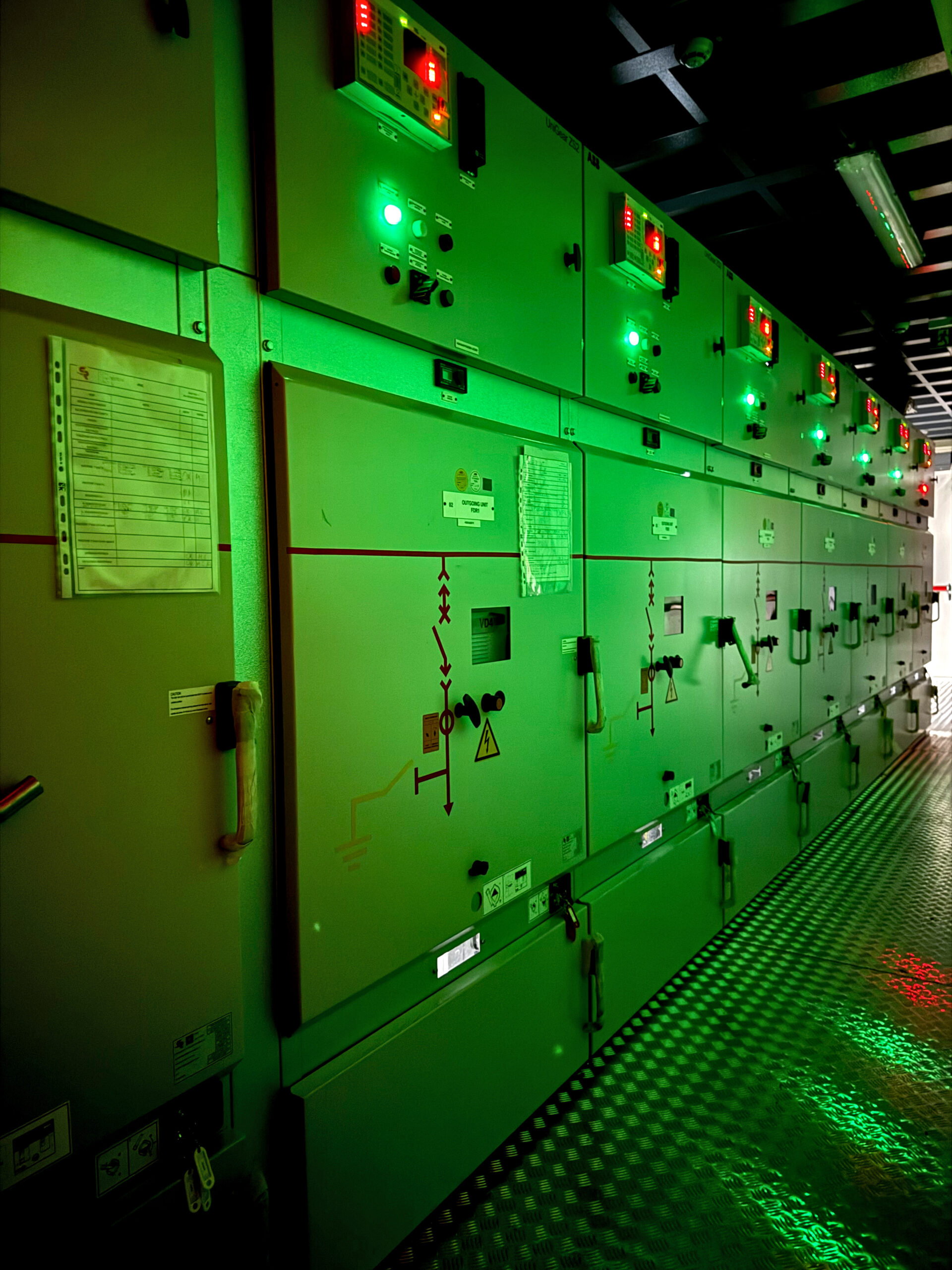 4 Medium Voltage Switchrooms 33kV, 2000A, 31.5kA(3s) and 1 Control Room with medium voltage MV air-insulated switchgear ABB model, wired by us